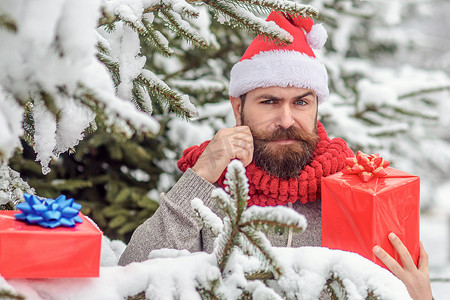 冬季户外戴着圣诞老人帽子的大胡子男子。