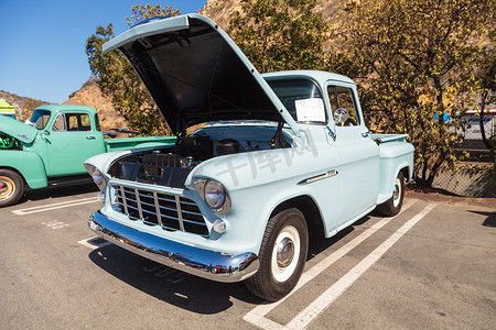 浅蓝色 1955 年雪佛兰 3100 大窗卡车