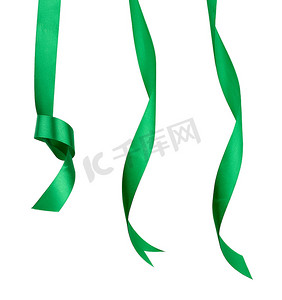 一组扭曲的绿色丝带，末端打结，在 whi 上隔离