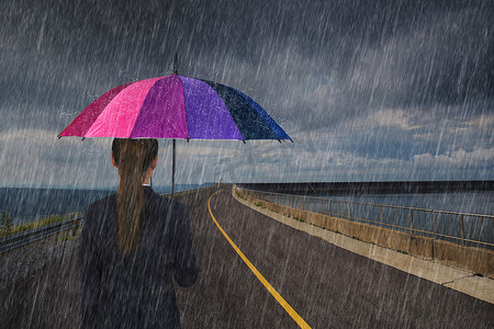 下着雨摄影照片_路上下着雨，撑着五彩伞的女商人