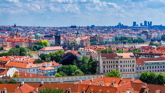 布拉格红色屋顶和布拉格历史老城的十几个尖顶