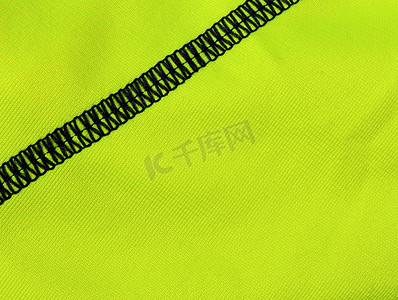 绿色纺织品细节上的黑色接缝（对角线）