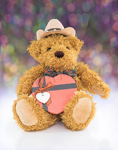 泰迪熊与红色心形礼品盒