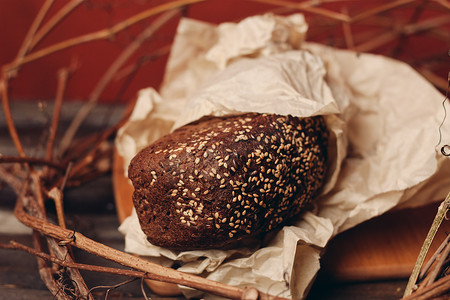 纸包装中的面包放在木桌上巢的树枝上