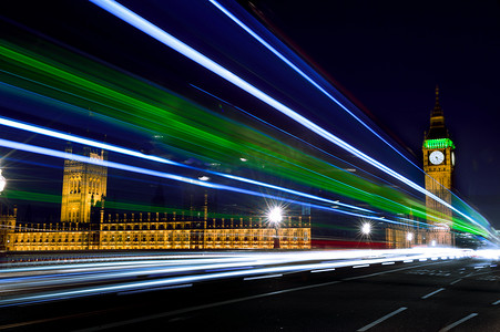 伦敦比格本塔的夜灯很棒，有绿光和蓝光。