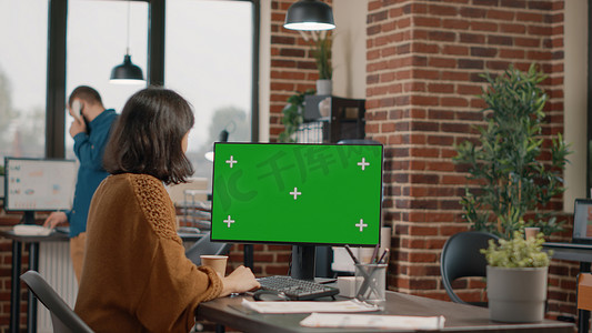 优秀员工视屏摄影照片_员工在电脑上看着水平绿屏