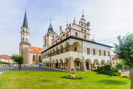 Levoca 的市政厅和圣詹姆斯教堂