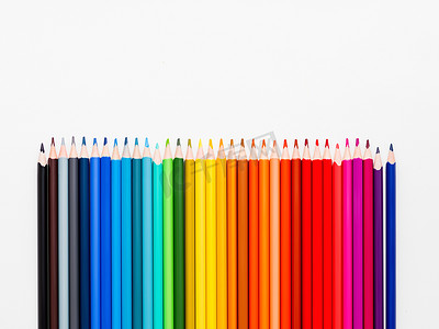 白色背景上的彩色铅笔垂直行。