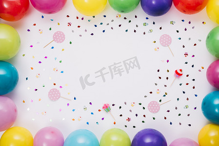 彩色气球边框与五彩纸屑道具白色背景。