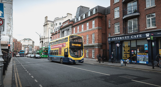 双人摄影照片_行驶在爱尔兰都柏林的爱尔兰典型巴士