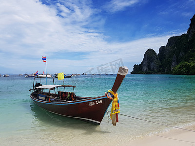 pp摄影照片_Longtale 泰国出租车船在泰国普吉岛 PP 岛的白色沙滩和蓝天上。