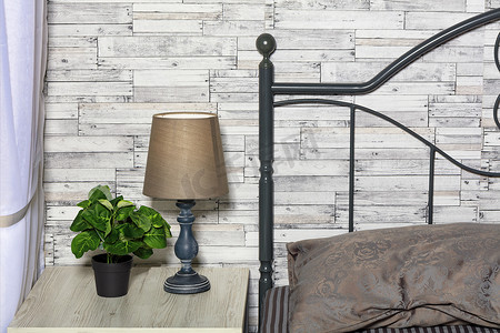 平静柔和的风格和卧室床头板的内部以旧木板条的木制马赛克为背景。