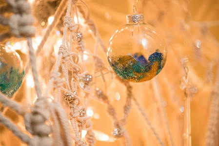 圣诞树装饰品与透明灯泡。