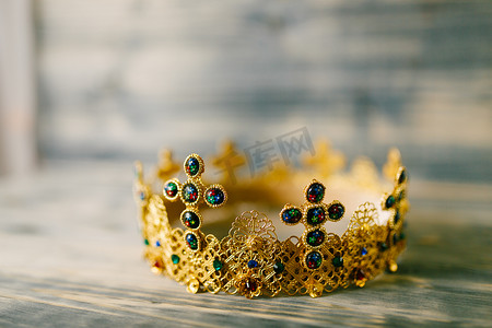 冠摄影照片_教堂婚礼用宝石镶嵌的金冠