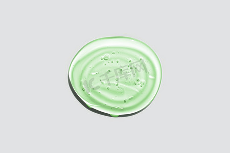 绿色透明圆形凝胶滴隔离在白色背景上。