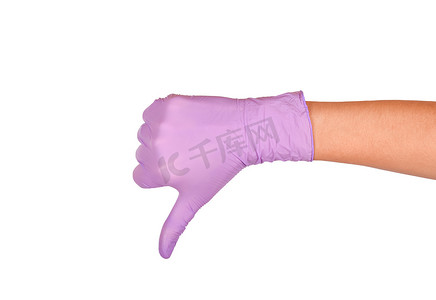 手戴在白色隔离的紫色乳胶手套。