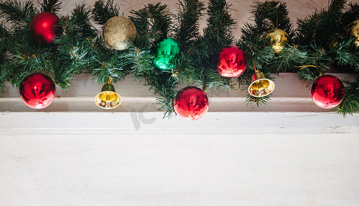 圣诞树上的玻璃球和装饰品。白色背景上带灯光和红绿金球的花环