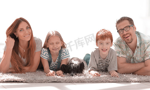 宠物家庭摄影照片_一个幸福的现代家庭的肖像