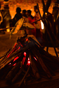 红色火焰摄影照片_印度加尔各答 2017 年 9 月 26 日-人造壁炉的装饰艺术和工艺装饰，火焰由木定时器和木炭制成，在著名的 Durga Puja pandal 中展示古代生活方式。
