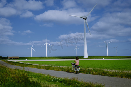 海上风车公园有云和蓝天，风车公园在海洋无人机鸟瞰图与风力涡轮机弗莱福兰荷兰艾瑟尔梅尔