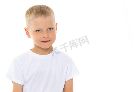 一个穿着白色T恤的小男孩。