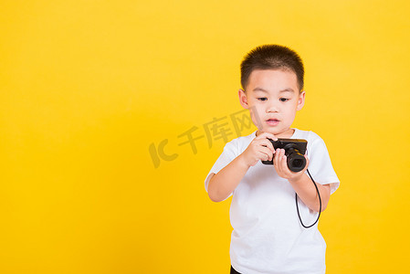 孩子男孩拿着照片相机紧凑做拍照