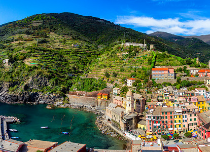 Cinque Terre 国家公园 Vernazza 房屋和蓝色大海的景色