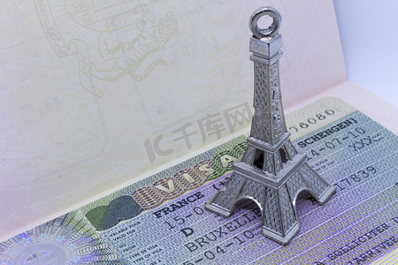申根签证上埃菲尔铁塔钥匙扣的特写，允许护照持有人在申根条约领土内旅行