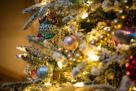 圣诞树装饰品与金色和绿色灯泡。