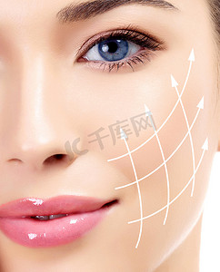 光合作用简笔画摄影照片_脸上有按摩线的漂亮女人，对皮肤有面部提拉作用。