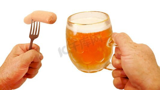 叉子上的香肠和男性手中的一杯啤酒在白色背景中隔离