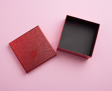 打开红色方形纸板空盒子，物品位于粉红色背景上