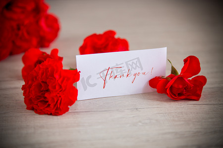 桌上篮子里一束美丽的红玫瑰