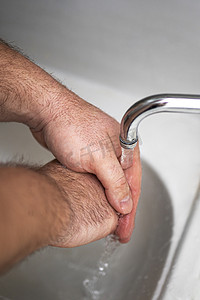 男人的手正在展示用清洁凝胶洗手以预防传染病和病毒的方法。