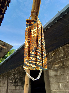 来自印度尼西亚的带有蜡染（民族）图案和图案的织物面罩非常时尚，可以防止空气污染。