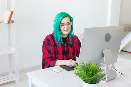设计师、插画家、艺术家和人物概念 — 工作时使用笔记本电脑和图形平板电脑的当代绿发年轻女性肖像