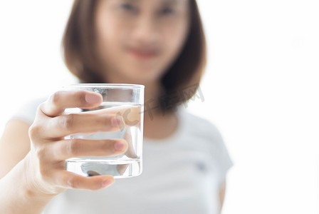 纯净水摄影照片_特写女人拿着一杯纯净水喝