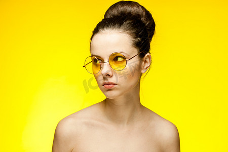 裸肩黄色眼镜的女人手靠近脸清晰的皮肤