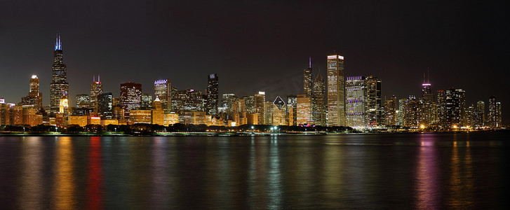 夜间的芝加哥天际线和滨水区，灯火通明