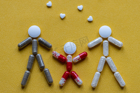 药片图案摄影照片_在明亮的浅黄色背景上用药物药丸、药片和胶囊制成的时尚图案。