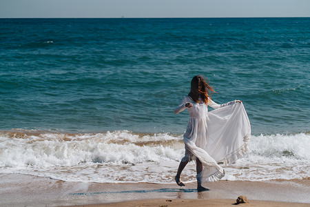 海边穿着白色连衣裙的美丽女人