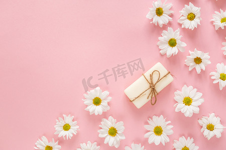 花平铺摄影照片_紫罗兰色背景中带有手工皂条和薰衣草花的平躺组合物