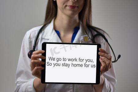 平板电脑上写着“我们为你工作，所以你为我们待在家里。”