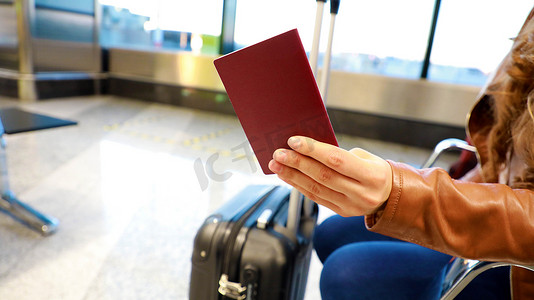 机场妇女手中的护照