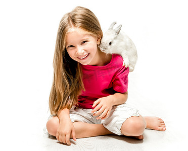 小女孩和她的兔子