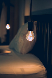 黑暗模糊卧室中的 Vitange 复古灯