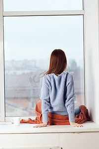 窗边的女人梦幻般的样子在家休息舒适