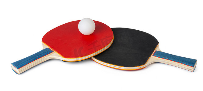孤立在白色背景上的两个乒乓球拍