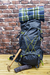 锤石摄影照片_徒步旅行装备、背包、靴子和背包。
