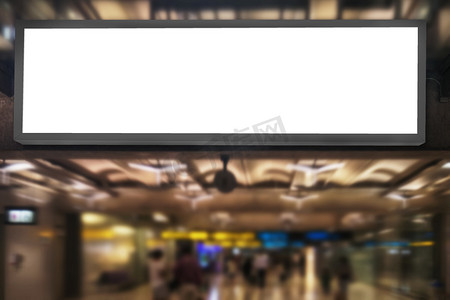 机场广告概念：空空白屏广告牌框挂在机场